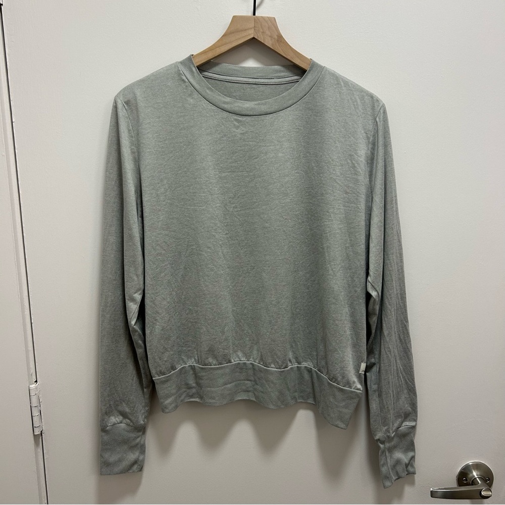 Vuori Women's Light Gray Long Sleeve Top Daydream Crew